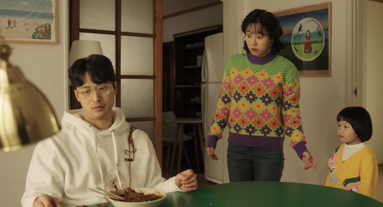 吴东旻（左）、柳亚贝、童星申琇雅主演电影《跟著猫走遇见爱》。华映娱乐提供