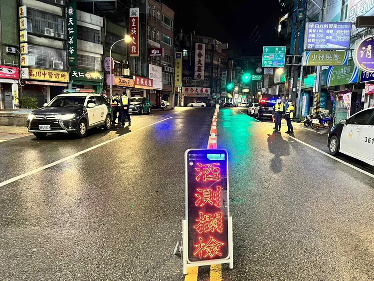 警方在酒駕肇事高發路段攔檢。交通大隊提供