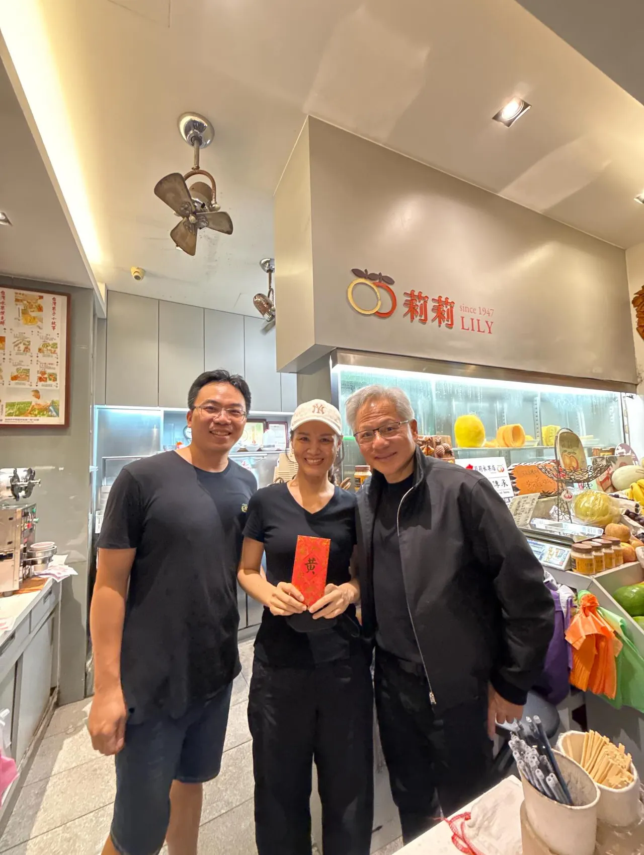 輝達執行長黃仁勳前往莉莉水果店並送上紅包。翻攝自莉莉水果店臉書