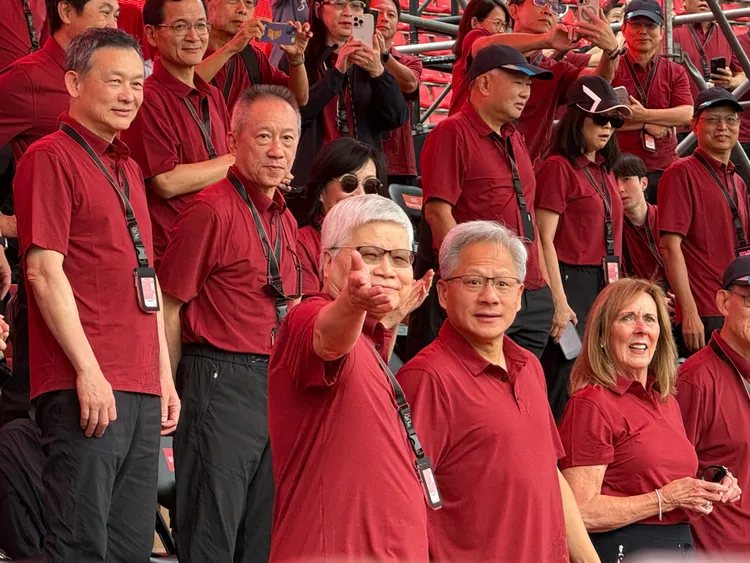 台積電董事長魏哲家（左）與輝達執行長黃仁勳（右）出席台積電運動會。呂承哲攝