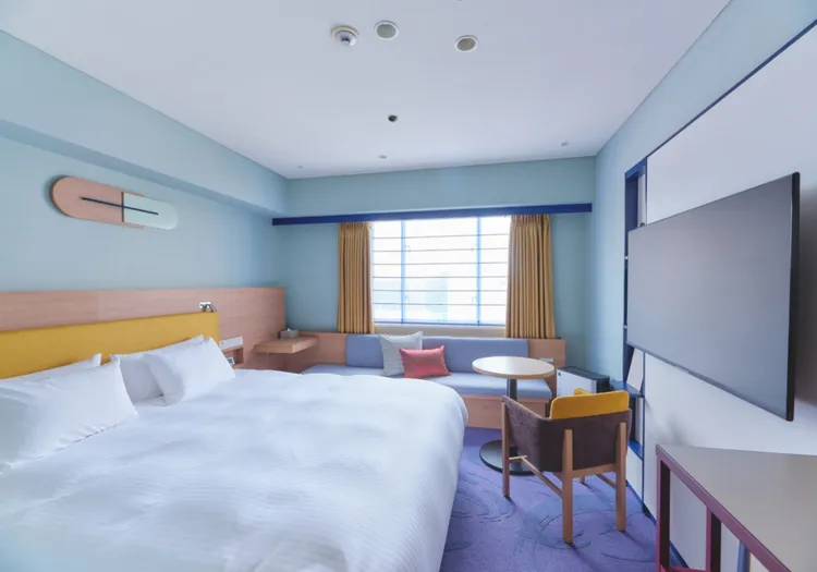 融合現代舒適與京都風情的京都八條都飯店，位於京都車站正對面，交通極佳。Trip.com官網提供