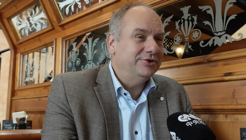 德国德勒斯登市长希柏特认为，德勒斯登的发展关键在于产业、教育与城市治理的紧密结合，让这里不仅是欧洲半导体中心，也成为国际人才愿意长期定居的城市。中央社