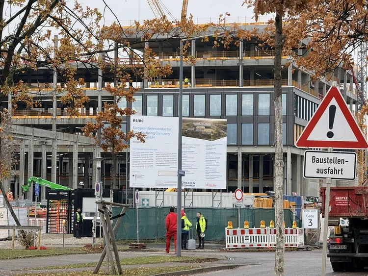 歐機電廠房圍繞德國薩克森矽谷園區而建，現正緊鑼密鼓動工。圖為工地進出口，管制森嚴。 中央社