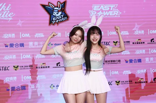 嚇壞！啦啦隊女神活動啤酒濺到手　粉絲當場抓來用舌頭舔掉