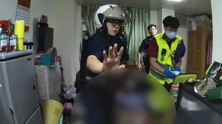 警員逮捕行凶男子。翻攝畫面