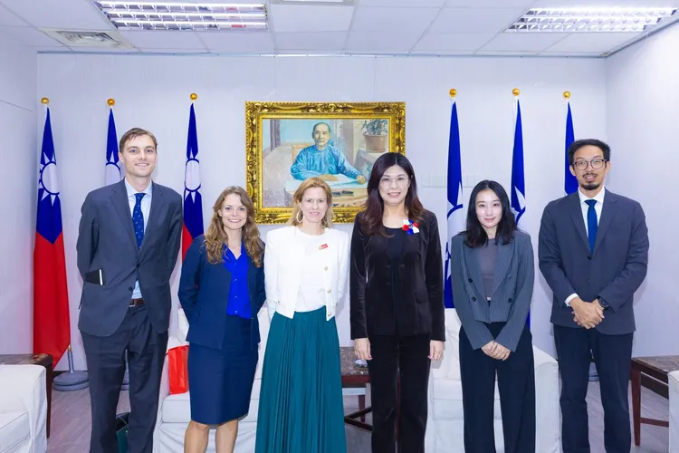 國民黨主席鄭麗文在黨中央與英國在台辦事處代表包瓊郁會面。鄭麗文臉書