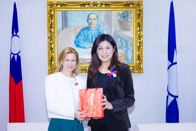 鄭麗文與英國駐台代表會談 包瓊郁親邀訪英國