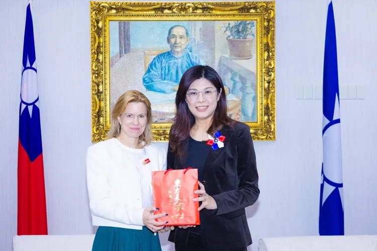 國民黨主席鄭麗文在黨中央與英國在台辦事處代表包瓊郁會面。鄭麗文臉書