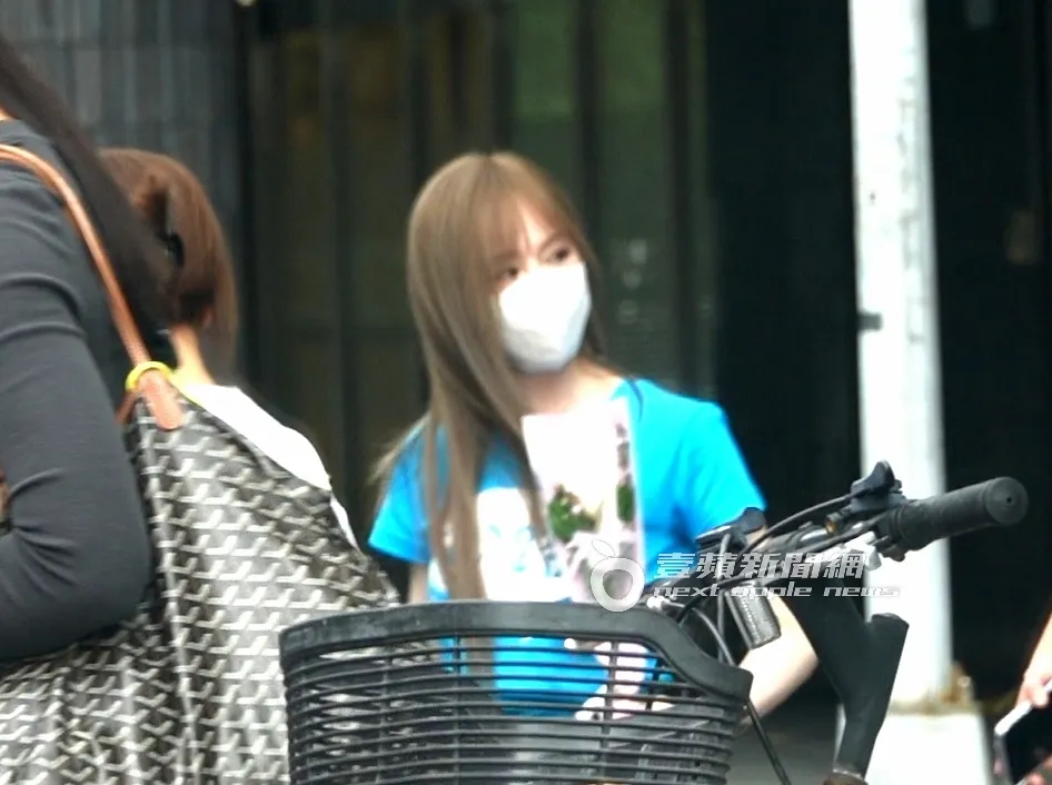 王心凌穿著公益活动的蓝色T恤走出会场。特勤中心摄