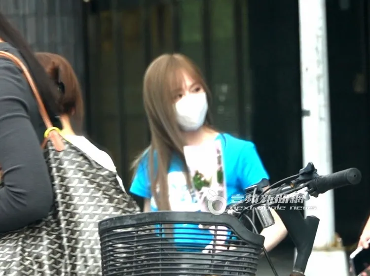 王心凌穿著公益活動的藍色T恤走出會場。特勤中心攝