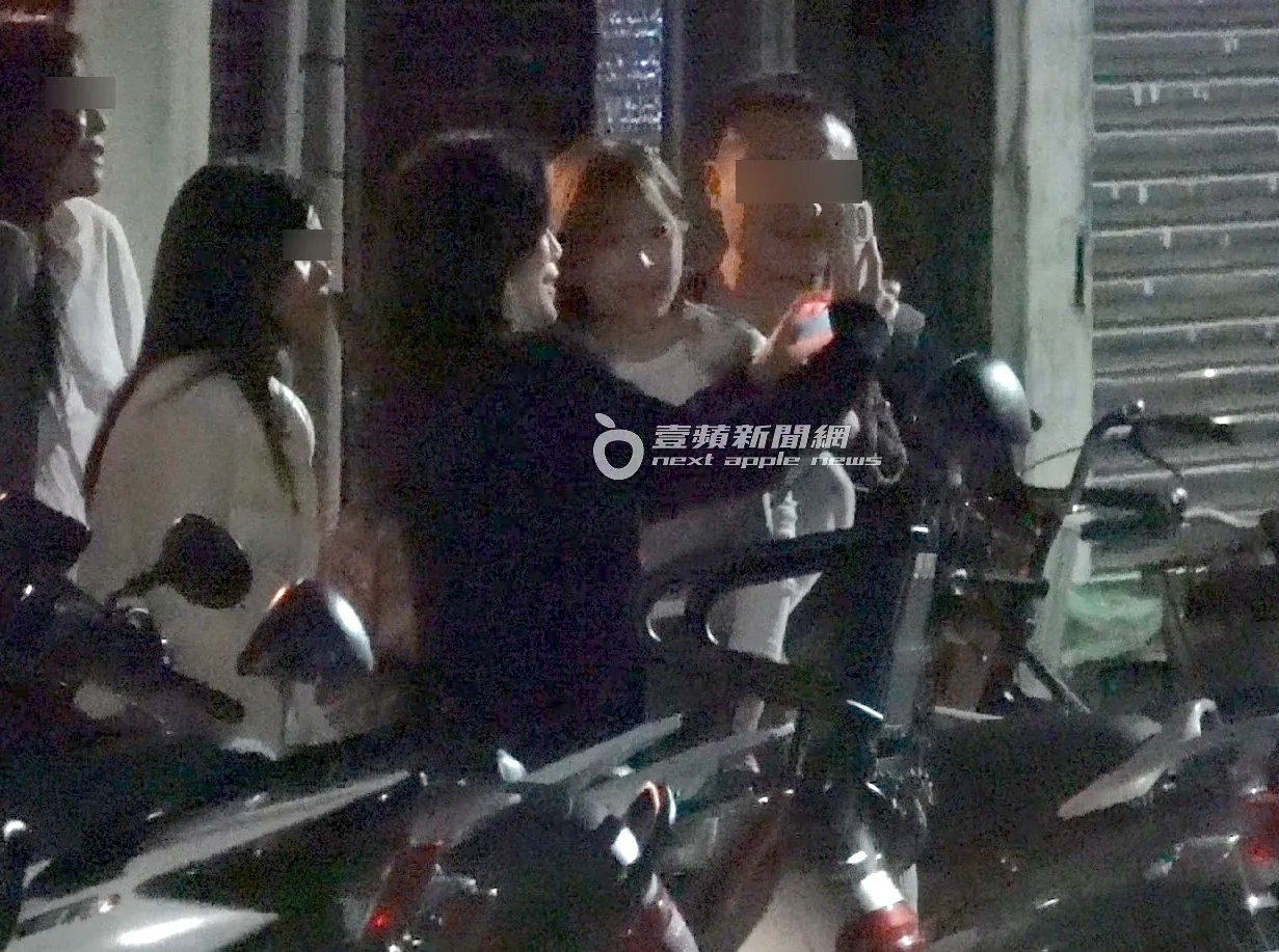 王心凌（右二）与友人开心大玩自拍，场面相当欢乐。特勤中心摄