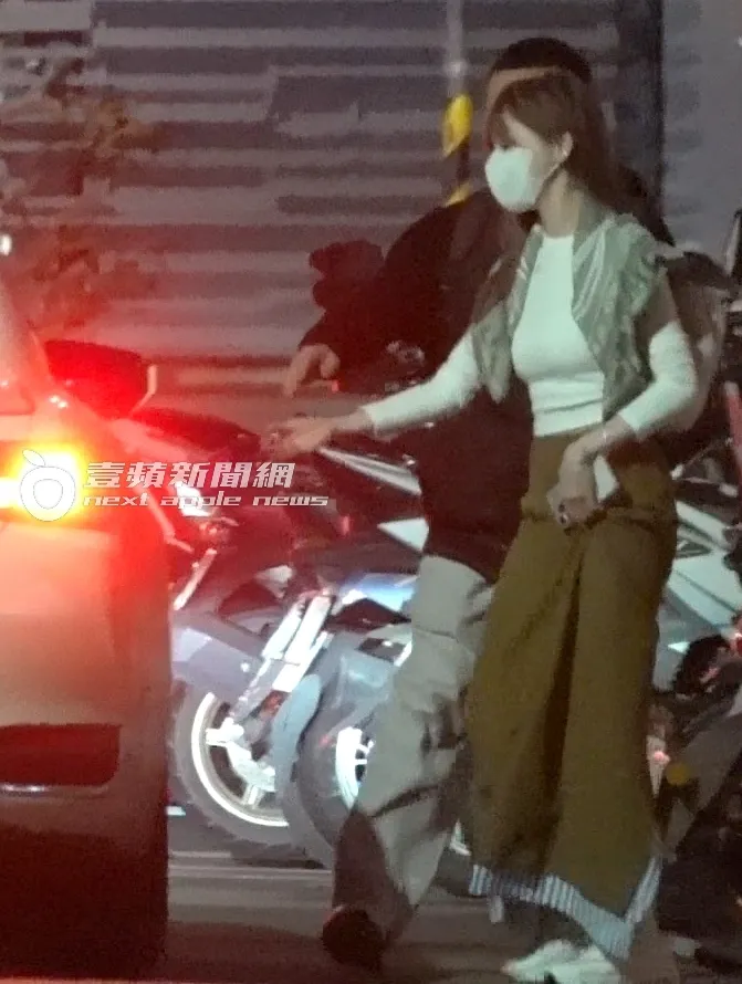 喝開的王心凌戴上口罩，在友人陪同下準備搭多元計程車離開。特勤中心攝