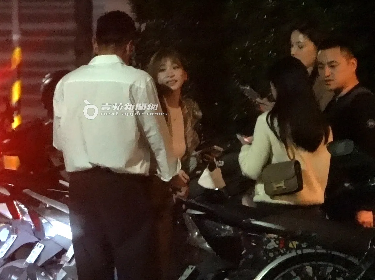 王心凌（左二）似乎喝到「面红红」微水肿，模样依旧十分可爱。特勤中心摄