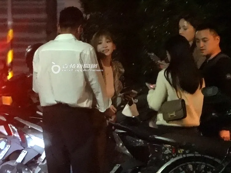 王心凌（左二）似乎喝到「面紅紅」微水腫，模樣依舊十分可愛。特勤中心攝