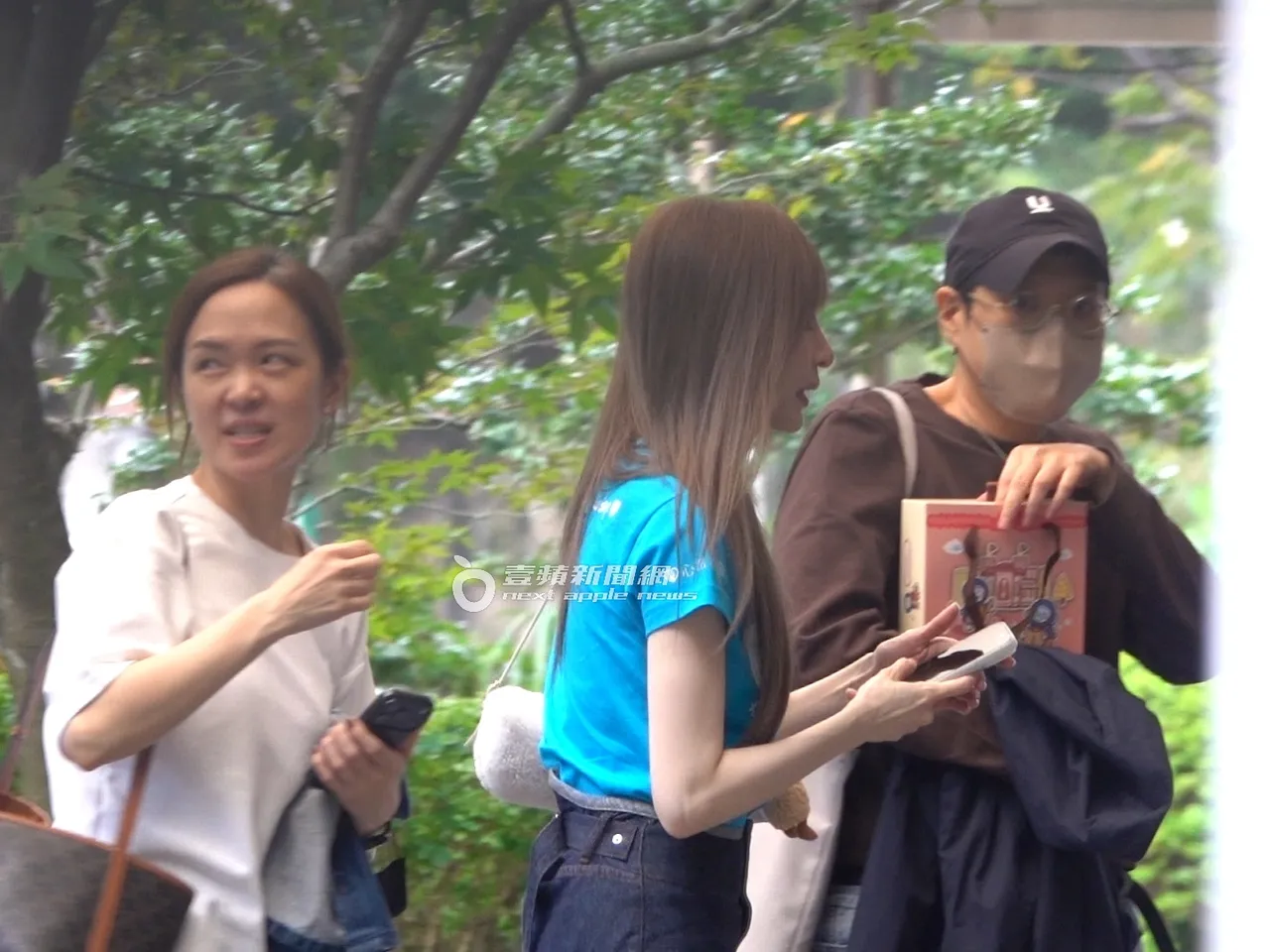 王心凌（中）与助理返回工作室。特勤中心摄