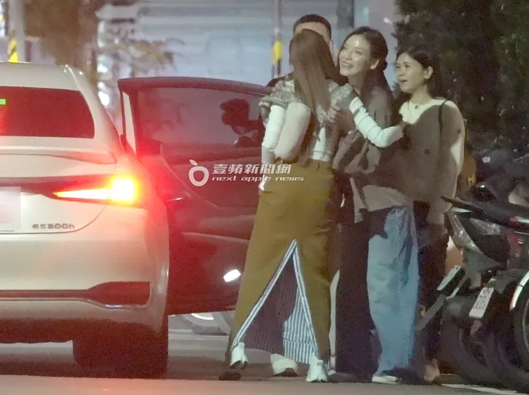 王心凌上車前，與其中一位女性好友擁抱道別。特勤中心攝