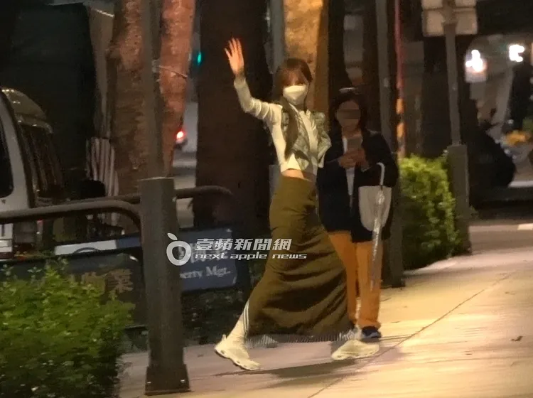 王心凌發現媒體跟拍，邁開大步伐搖搖晃晃的親切揮手致意。特勤中心攝