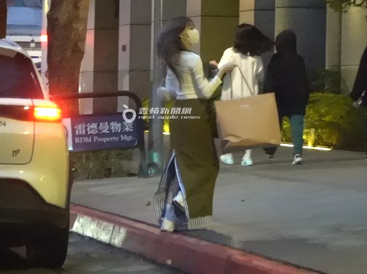 王心凌肩背包包，另一手拎著一大袋物品，還甩了甩長髮，模樣輕盈又俐落。特勤中心攝