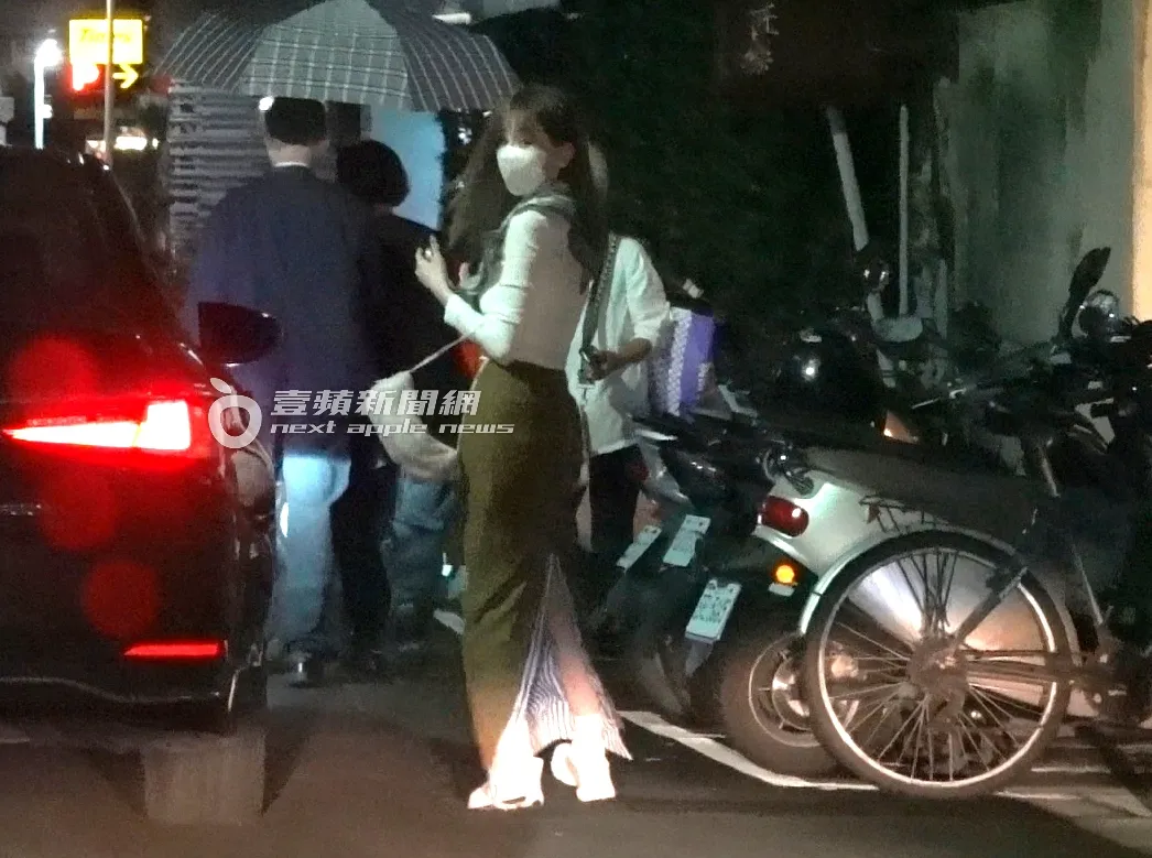 王心凌步行在大安路巷弄间，准备走进日本料理餐厅「匠乐割烹寿司」。特勤中心摄