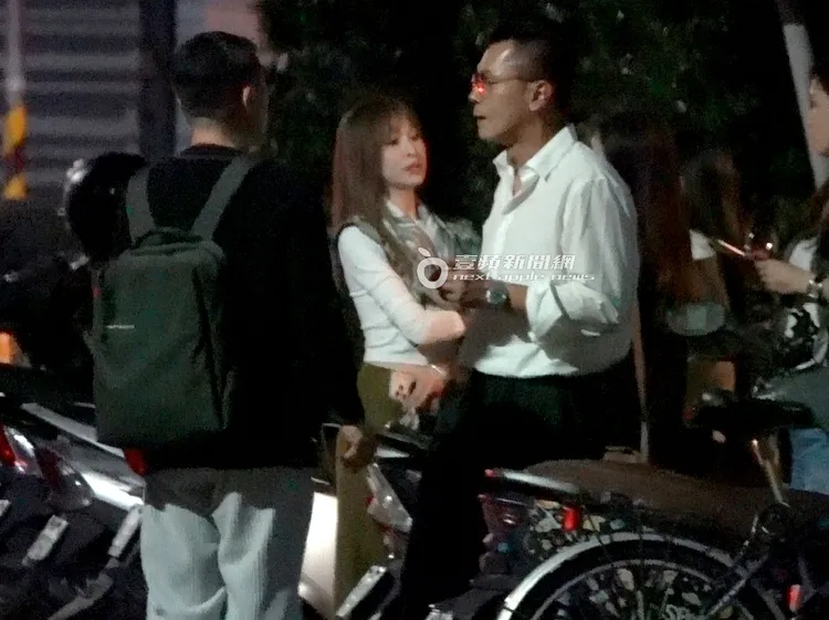 王心凌（左二）一行人在餐廳門口聊天。特勤中心攝