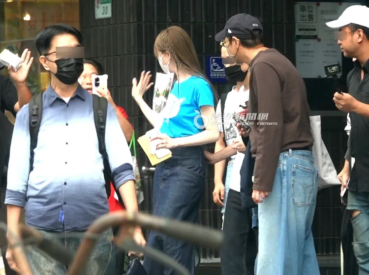 公益活動場外有多名粉絲等候，見王心凌（中）現身立刻拿起手機拍照，她則展現親和力揮手回應。特勤中心攝