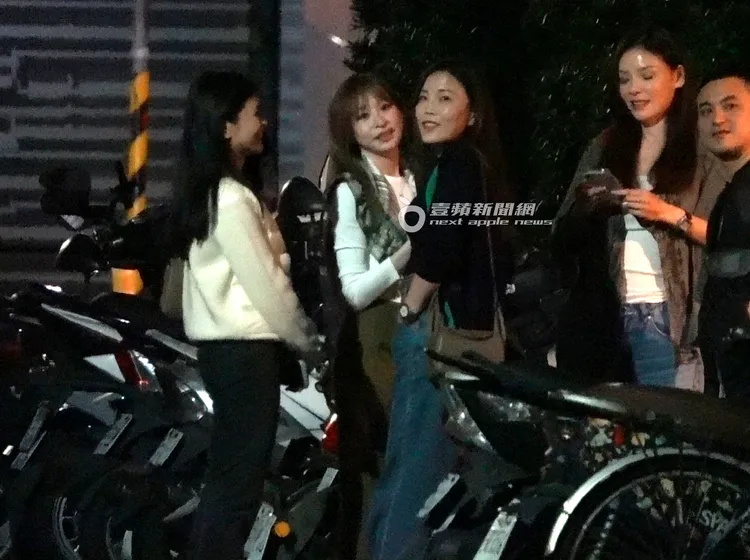 王心凌（左二）與姊妹淘在餐廳外閒聊，現場笑聲不斷、氣氛熱絡。特勤中心攝