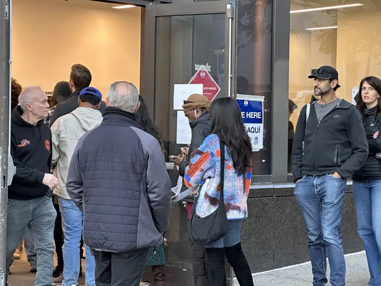 紐約市長選舉全美矚目，大批紐約市選民週末期間排隊提前投票，提前入櫃票數遠超過上屆市長選舉。圖為曼哈頓一處投票所。 中央社