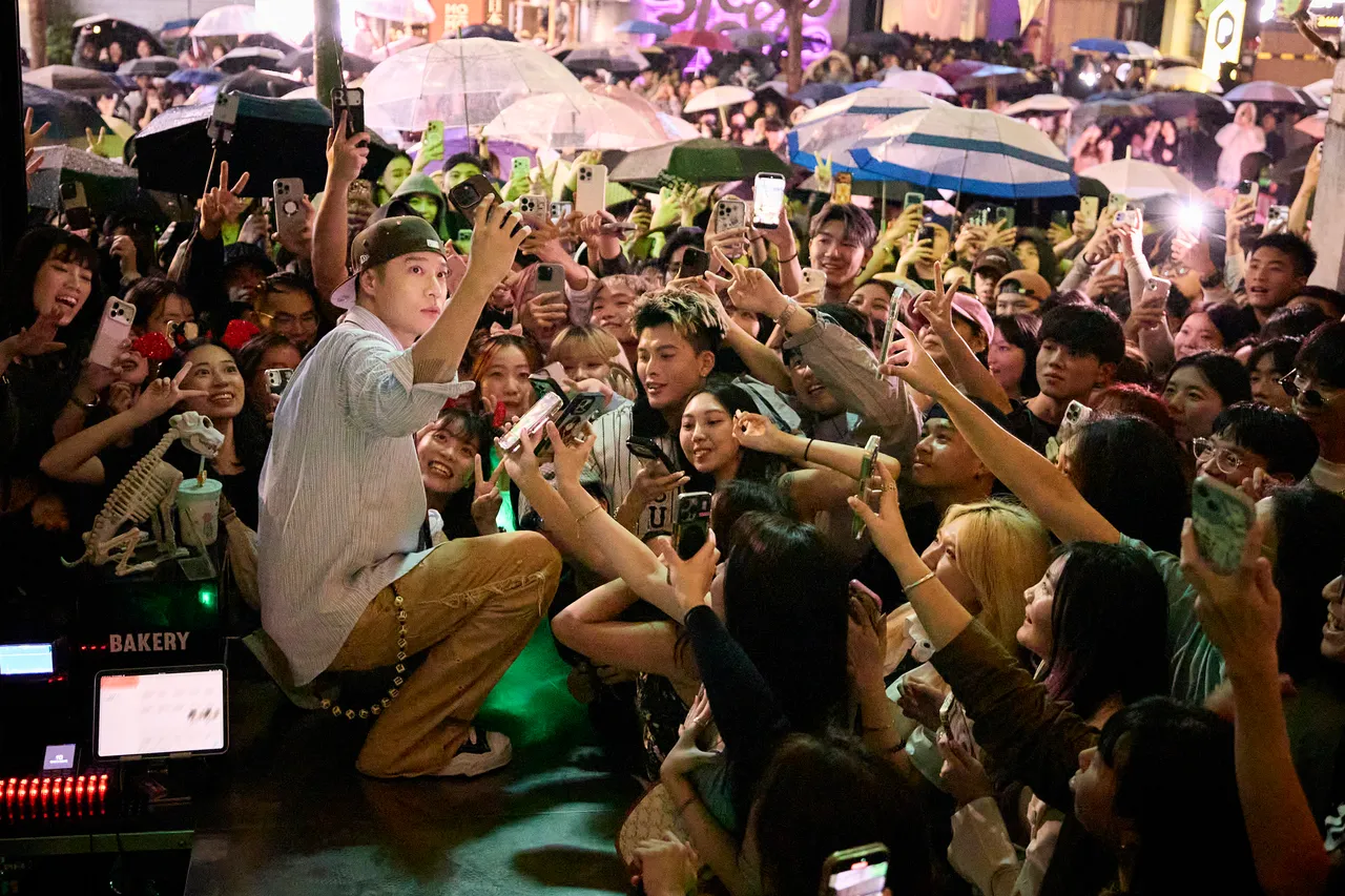 周汤豪开唱，现场被挤得水泄不通。环球音乐提供