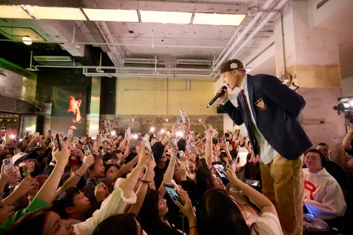 周湯豪演出後驚冒後遺症　歌迷脖子落枕、手不舉！