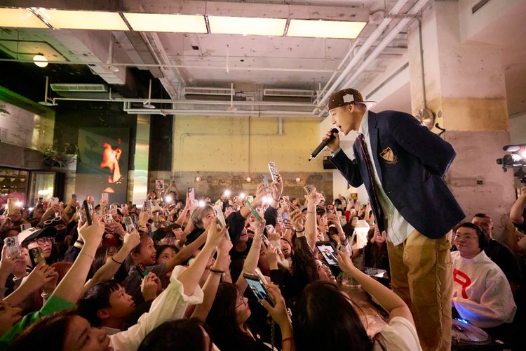 周湯豪演出後驚冒後遺症　歌迷脖子落枕、手不舉！