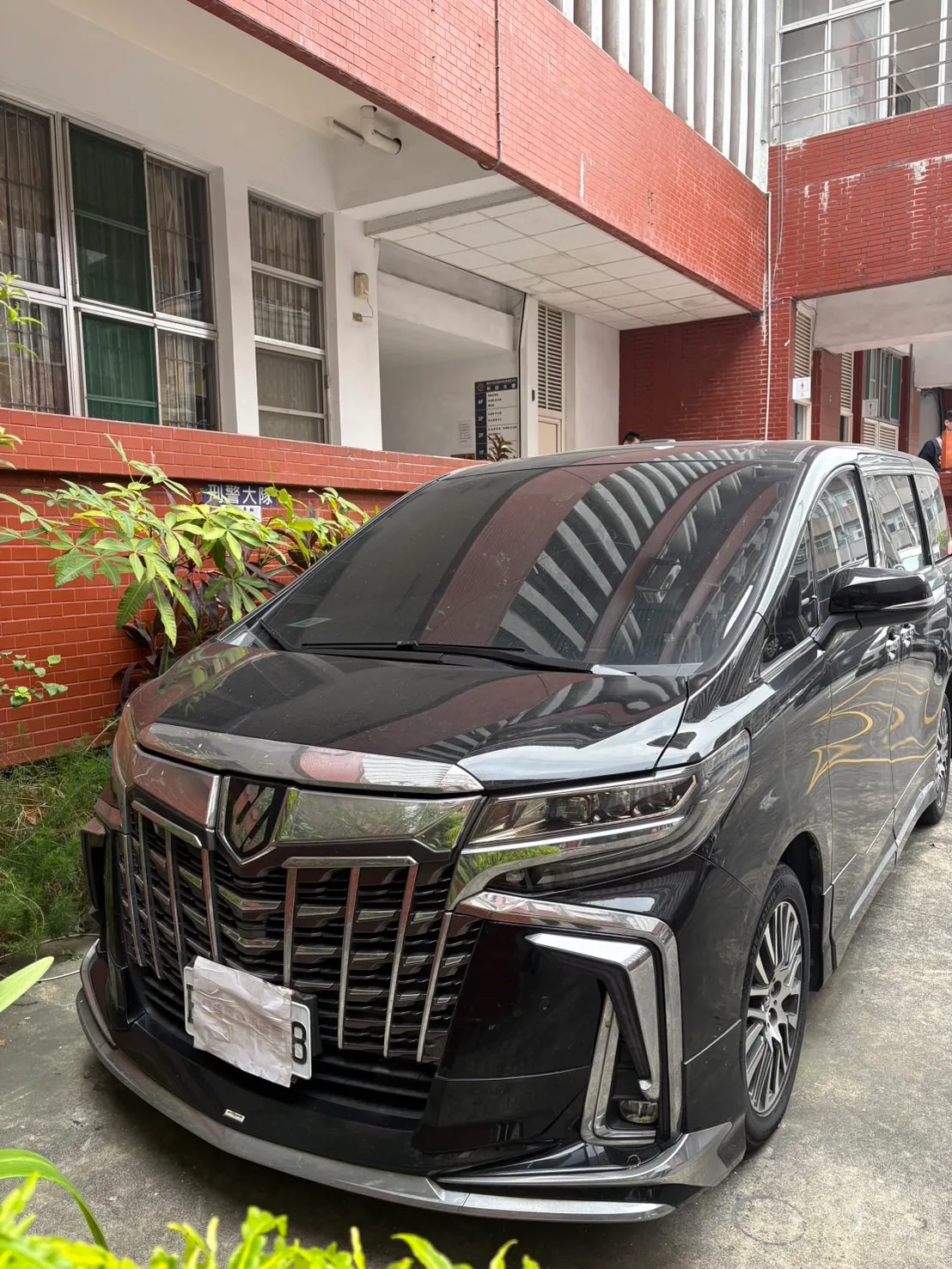 警方查扣USDT、現金、汽車、電腦主機、手機、存摺與外幣等大量贓證物。翻攝畫面