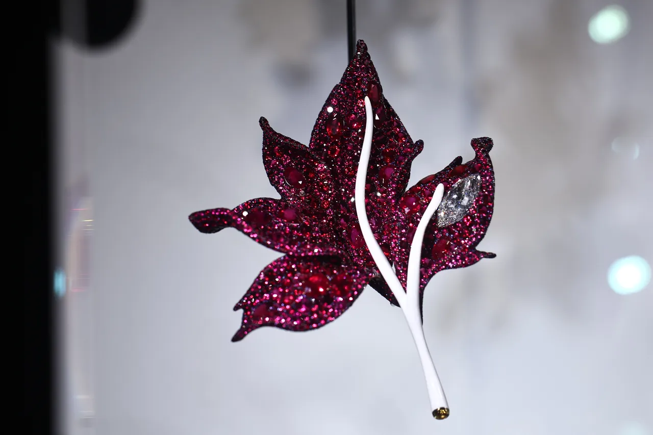 王阳明独钟红色枫叶作品,红宝石枫叶胸针。特勤中心摄