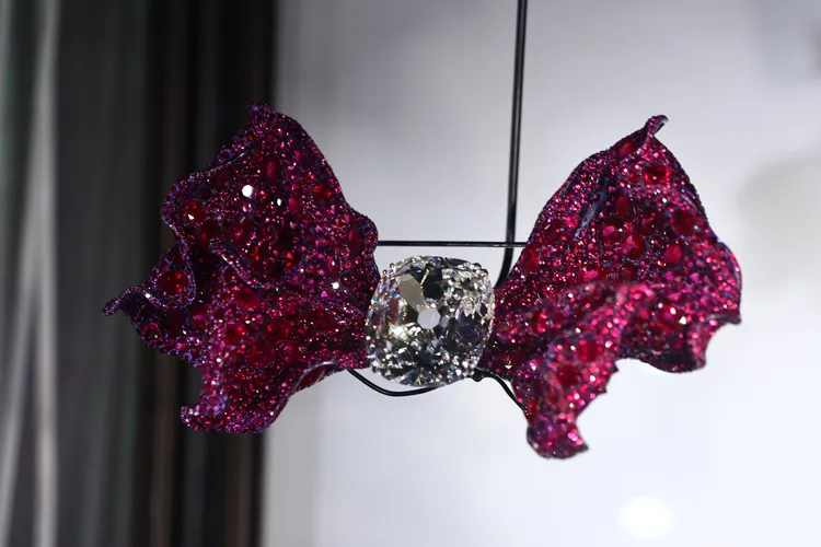 第三展區緞帶、楓葉珠寶藝術作品，法蘭西緞帶胸針，在今日貴賓鑑賞日開幕酒會上人氣頗高。特勤中心攝