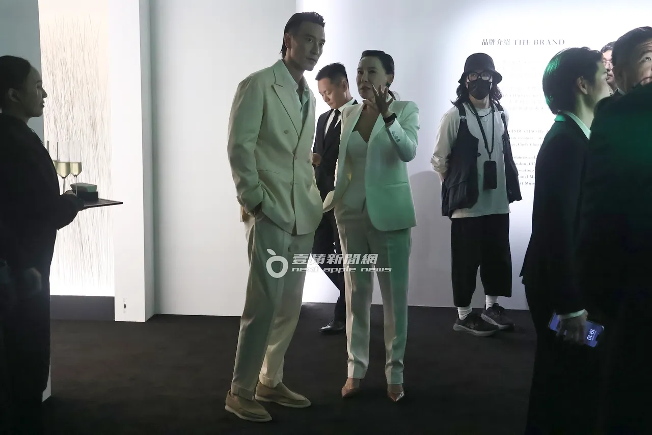 Cindy Chao(右)向王阳明介绍珠宝展的展示理念。特勤中心摄