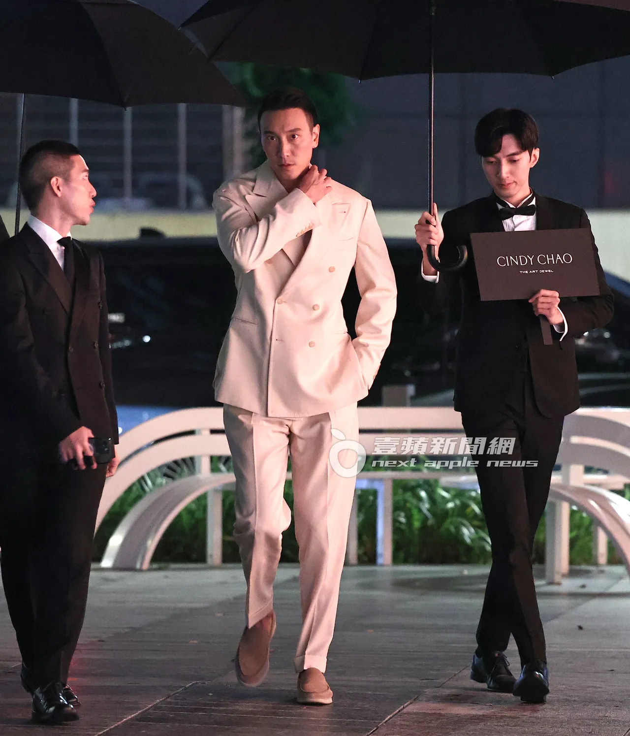 晚间7点,王阳明一身全白西装出席珠宝展。特勤中心摄