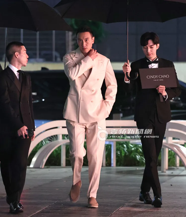 晚間7點，王陽明一身全白西裝出席珠寶展。特勤中心攝