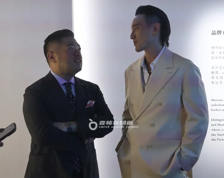 王陽明（右）遇到好友，全程英文交流，洋派十足。特勤中心攝