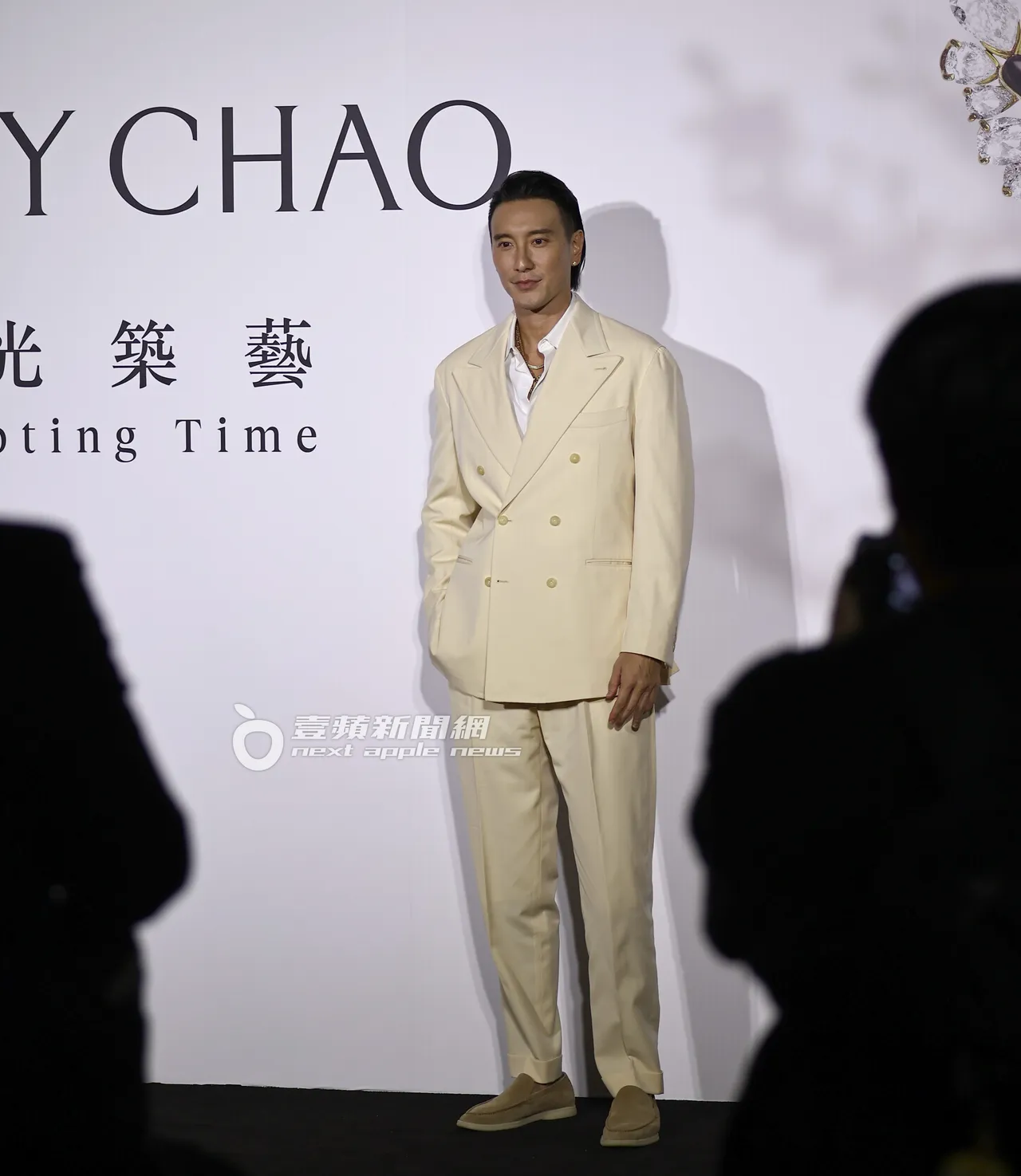 王阳明一身米白西装、梳油头出席珠宝展。特勤中心摄