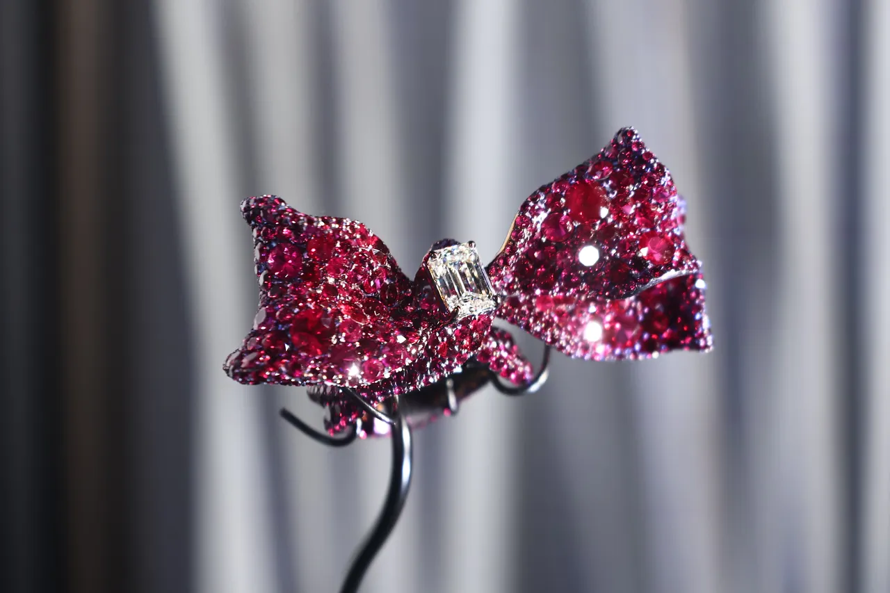 开幕酒会上人气最高的缎带戒指。特勤中心摄