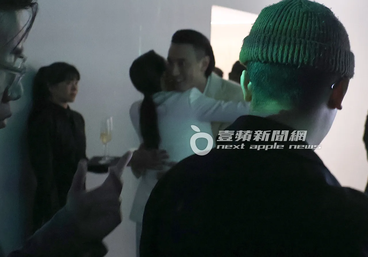 王阳明遇到Cindy Chao,两人拥抱打招呼。特勤中心摄