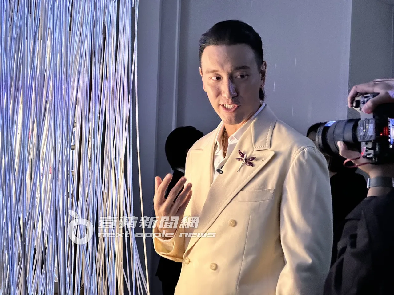 王阳明胸前别著1克拉的CINDY CHAO白钻、红宝石蜻蜓胸针。特勤中心摄