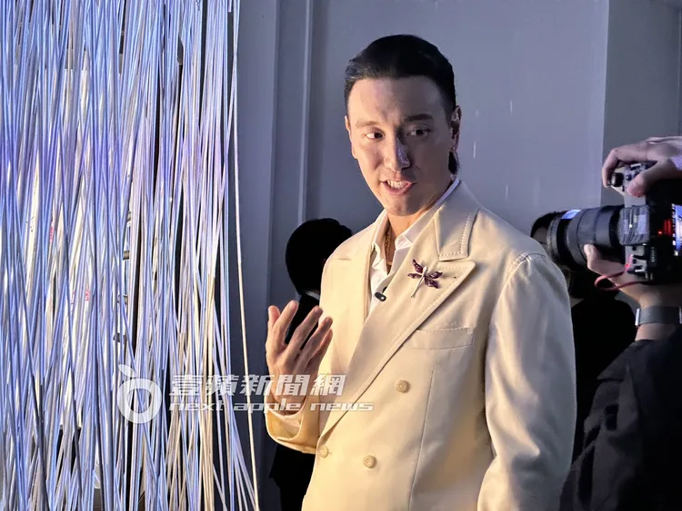 王陽明胸前別著1克拉的CINDY CHAO白鑽、紅寶石蜻蜓胸針。特勤中心攝