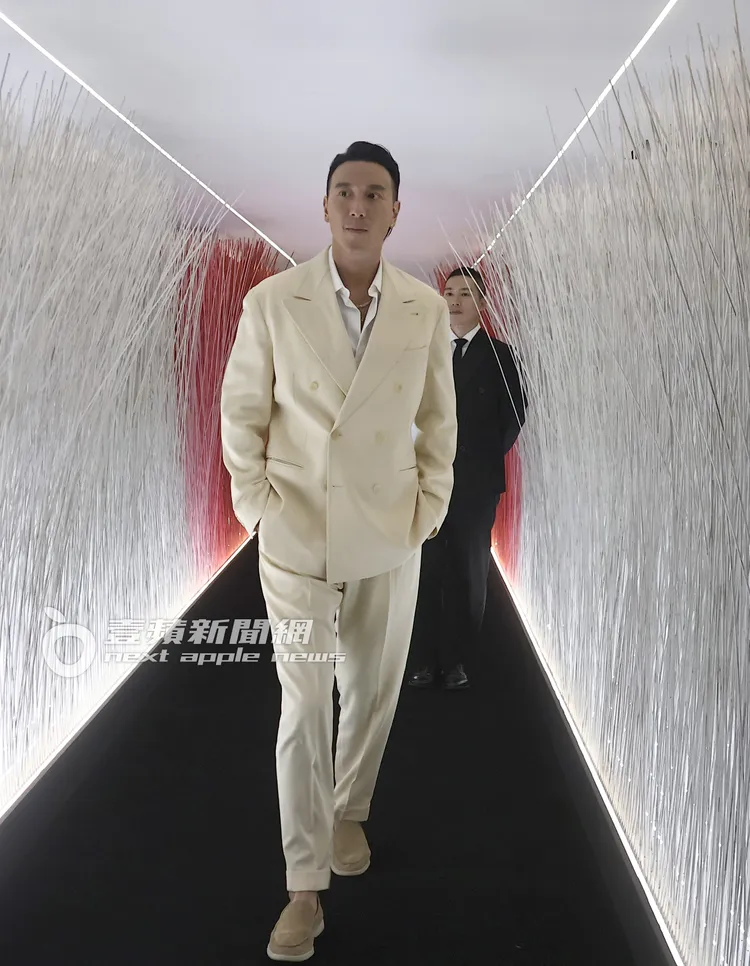 王陽明頂著油頭帥氣，走進竹籤隧道。特勤中心攝