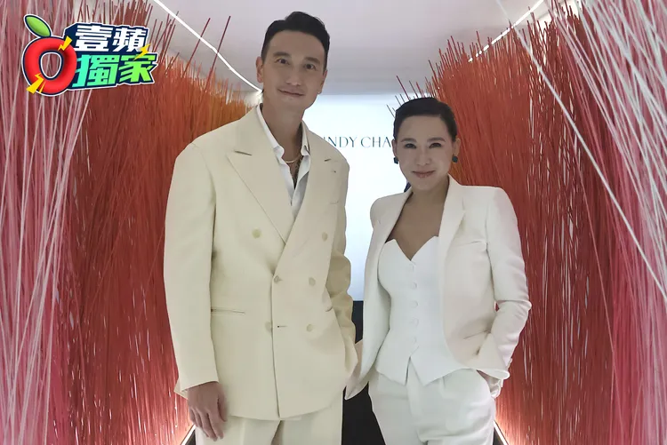 王阳明（Sunny）与Cindy Chao在珠宝展场合照。特勤中心摄