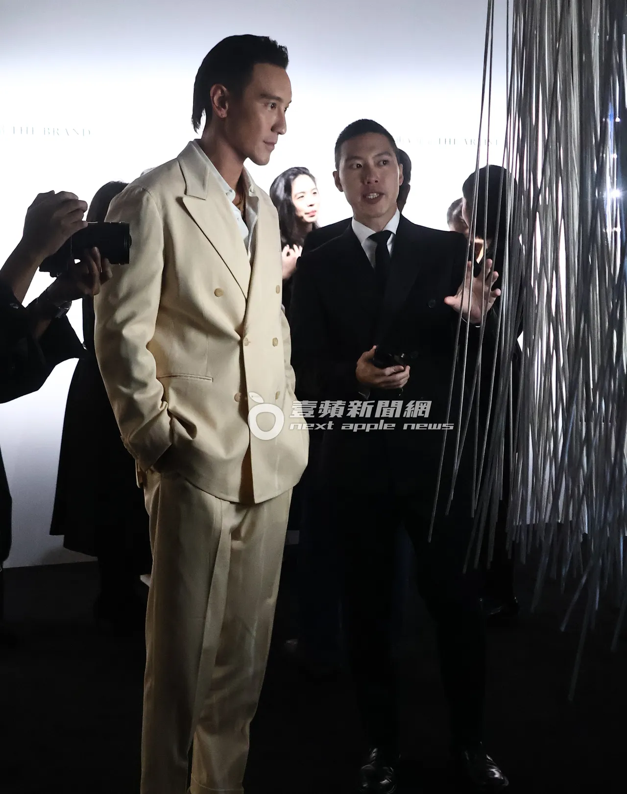 王阳明(左)聚精会神的听著解说。特勤中心摄