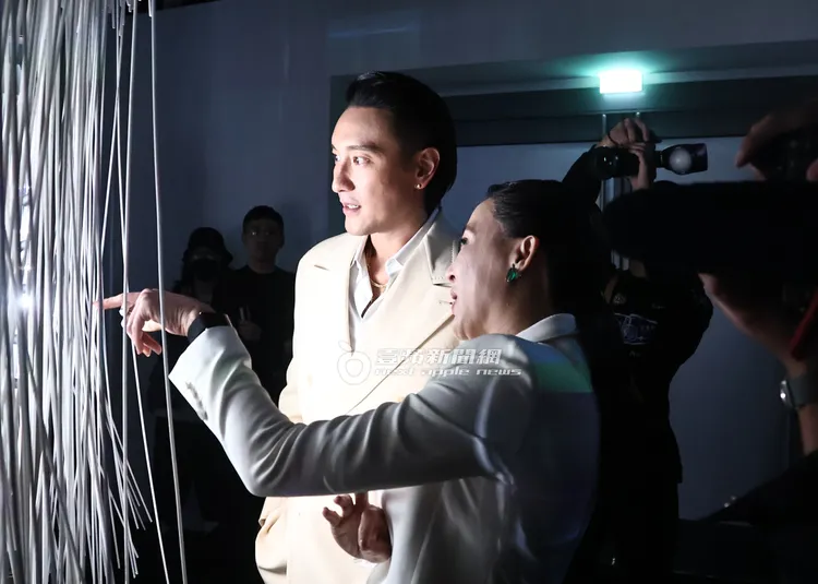 王陽明（左）聽Cindy Chao解說相當入神。特勤中心攝