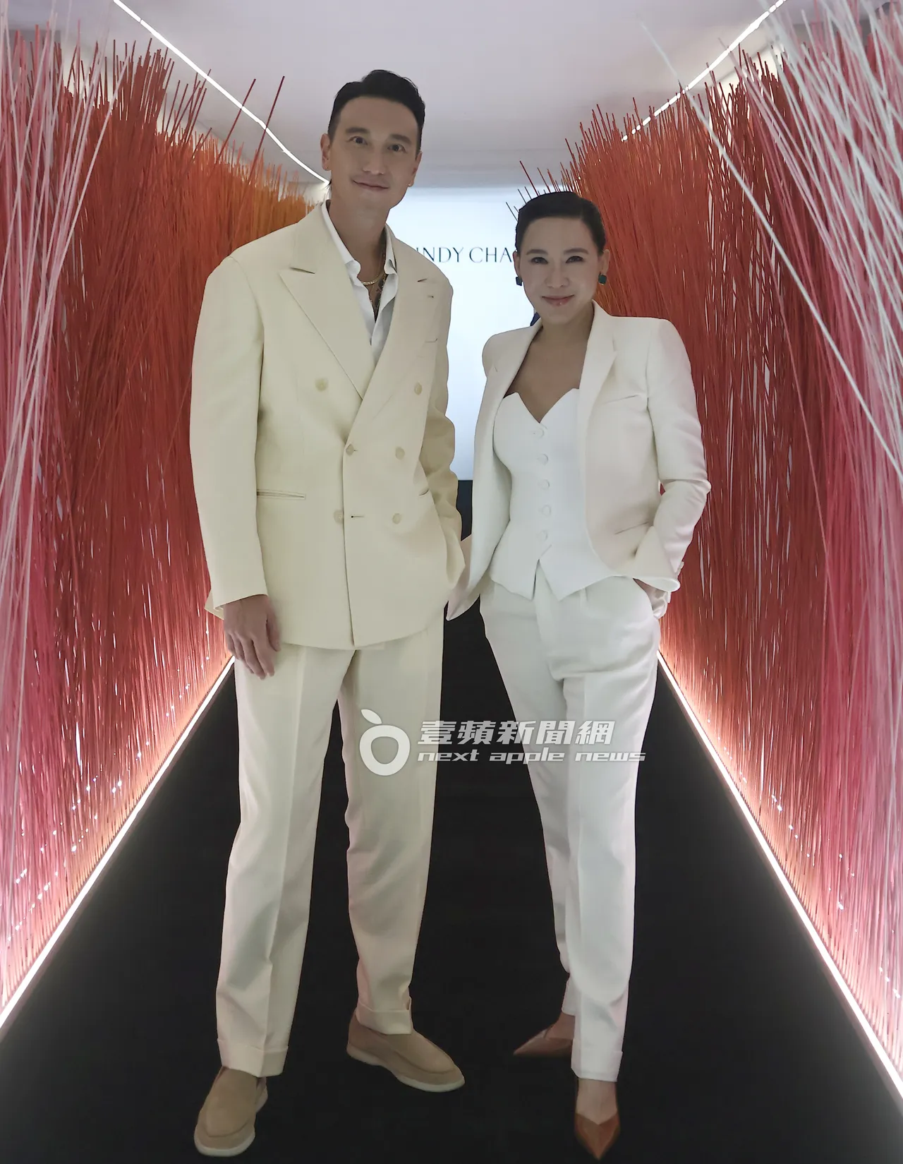 王阳明(左)认识Cindy Chao许久,首度参加珠宝展,一见如故的大聊艺术经。特勤中心摄