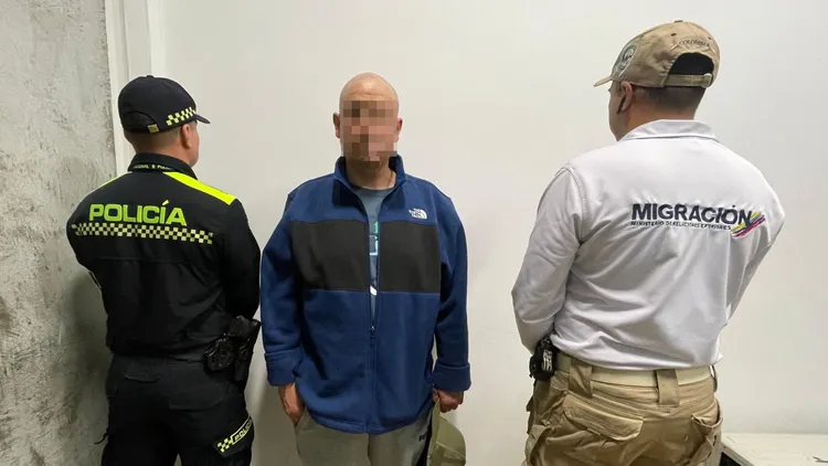 一名美國旅客（中）因為攜帶大量保險套，而被哥倫比亞拒絕入境。翻攝自X