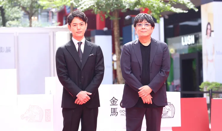 妻夫木聪（左）与导演大友启史今出席金马影展影人场。庄宗达摄