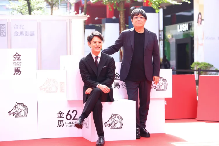 妻夫木聰（左）身為觀光推廣大使，特別帶導演大友啟史品嚐道地台菜。莊宗達攝